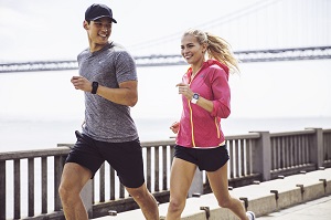 Noir ou blanc, les coloris disponibles pour cette montre GPS Polar M400 sont identiques pour les hommes ou les femmes. © Polar