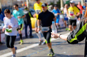 Alimentation marathon : prendrez-vous votre bouteille d'eau ? © Dollarphoto