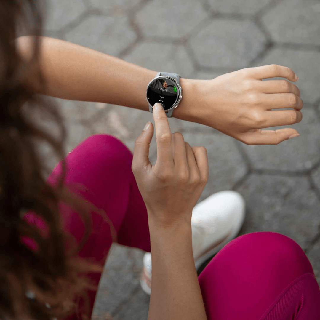 Cette montre connectée Garmin est un modèle de la gamme avec un écran et un moniteur de fréquence cardiaque