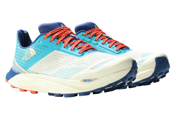 Chaussures de trail de la marque The North Face pour courir sur sols meubles avec une bonne protection sur la languette