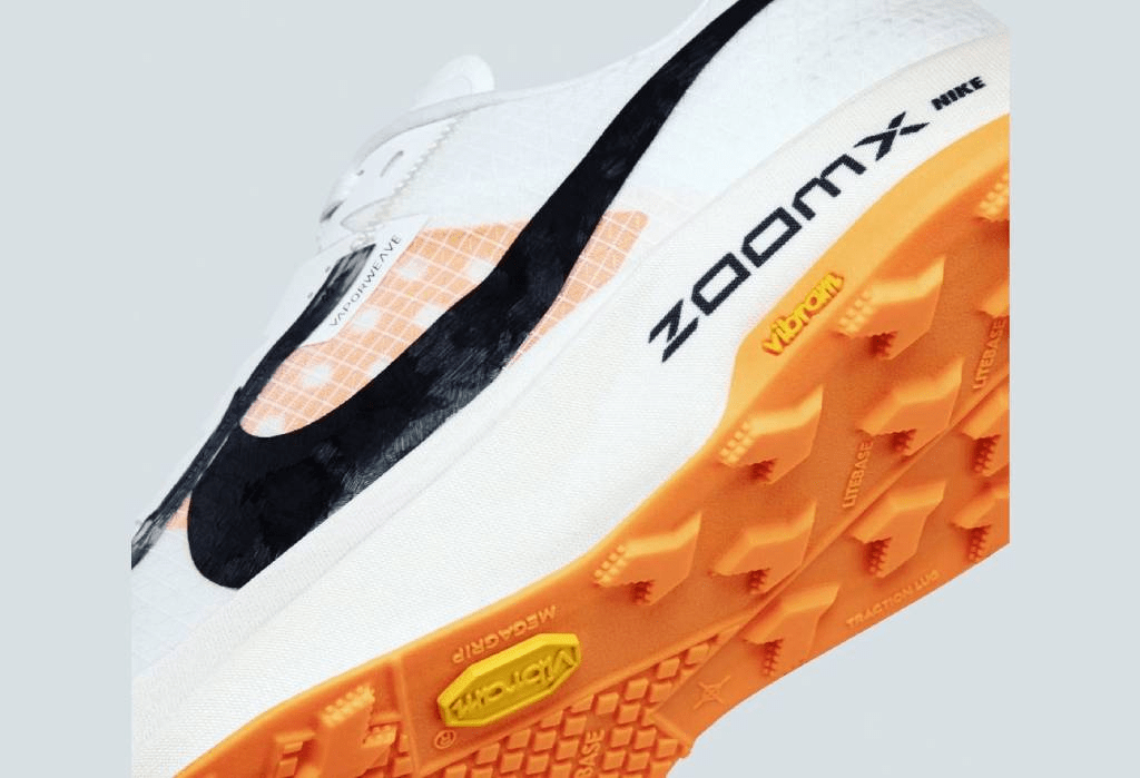 Semelle haut de gamme à plaque carbone pour plus de performances, marque Nike avec Vibram, foulée médio pied pour plus de dynamisme et de propulsion avec Nike ZoomX