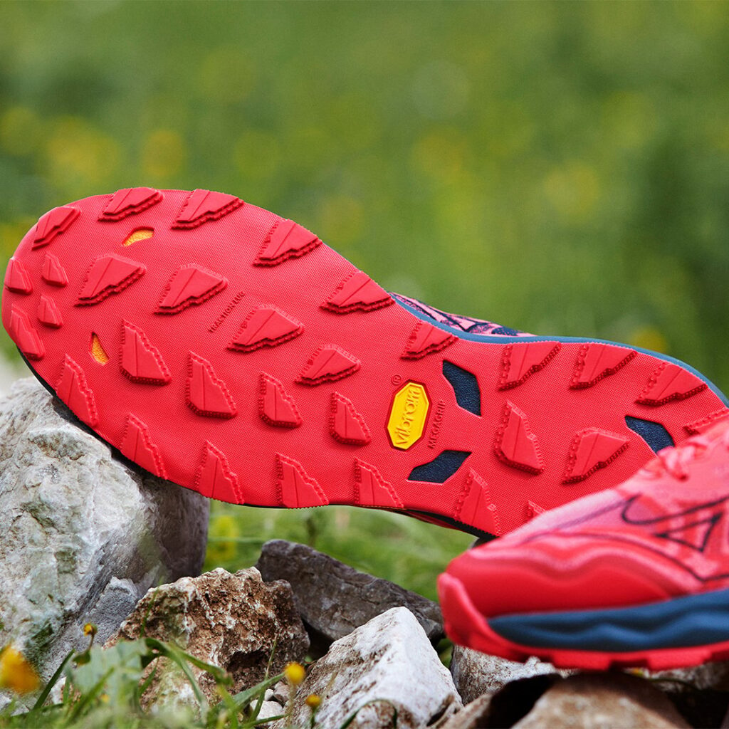 Trail running avec une chaussure Mizuno, modèle au pied pour toutes les distances et sorties en plein air