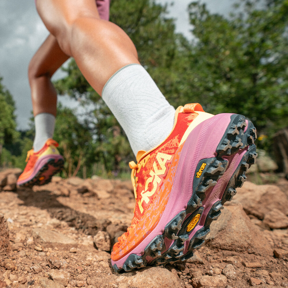 Chaussures de trail Hoka Speedgoat 6 et son adhérence sur les longues distances avec Vibram mega grip pour tous types de distances et terrain