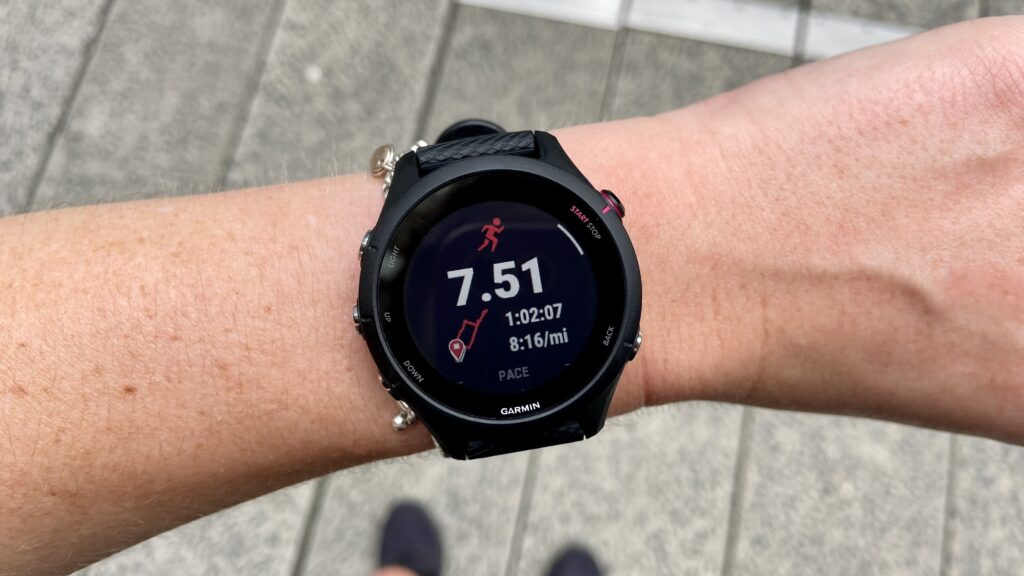 Montre garmin haut de gamme avec variabilité de fréquence cardiaque comme la Garmin Forerunner 745 ou la 255 Music