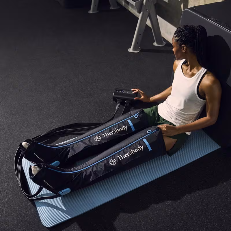 Sportive utilisant les bottes Therabody Recovery Air Prime