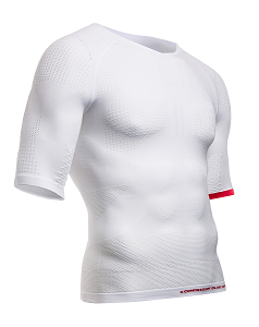 Ce maillot Compressport On Off existe aussi en blanc, avec un petit liseret rouge sur une manche. © Compressport