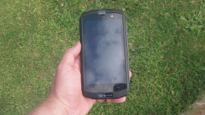 Ce téléphone Crosscall Trekker X1 possède un écran 5 pouces. © Testeurs Outdoor