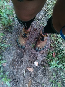 Je vous le dis, vous pouvez foncer dans la boue et les flaques avec ces chaussures Fivefingers. © Testeurs Outdoor
