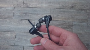 Il existe plusieurs embouts pour ce casque Bluetooth sport. © Testeurs-Outdoor