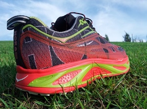 Cette chaussure Hoka Huaka vous surélèvera de quelques centimètres... © trackintrails.com