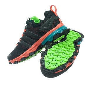 Remarquez les crampons, nous avons bien affaire à des chaussures de trail. © Adidas
