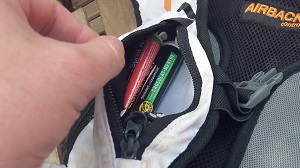 Voilà maintenant les poches zippées sur l'avant du sac trail Oxsitis. © Testeurs-Outdoor