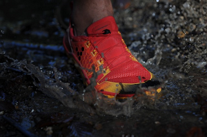 Sur cette photo, vous pouvez voir le laçage de ces chaussures Vivobarefoot Trail Freak. © Testeurs Outdoor