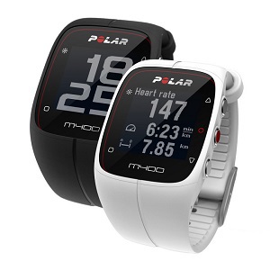 La montre Polar M400 est disponible chez nos partenaires, en noir ou blanc. © Polar