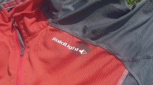 Raidlight Performer : Vous pouvez voir le zip ainsi que le logo moderne