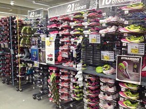 Voici le rayon des chaussures pour les femmes dans ce magasin sport Décathlon. © Testeurs Outdoor