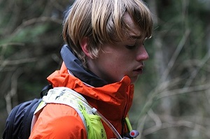 De profil, vous pouvez voir que cette veste de trail Odlo protège bien le cou.. © Testeurs Outdoor