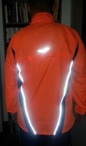 Le flash permet de voir comment réagit les éléments réfléchissants de la veste Saycony ViziPro. © Testeurs Outdoor
