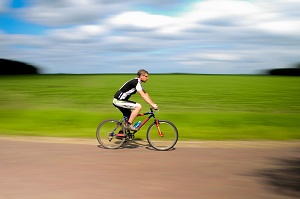 Conseils vélo : même pour les adultes, le casque devrait être obligatoire, non ? © Pixabay