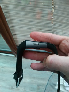Vous pouvez voir ici l'épaisseur de la montre connectée Fitbit. © Testeurs Outdoor